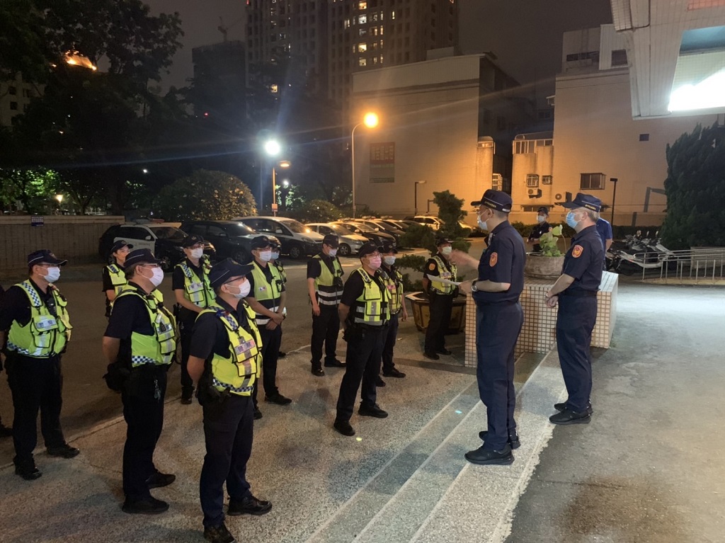 圖片說明：中警四分局日前與環保局、監理站等組成「環、警、監」聯合稽查小組，攔查疑似噪音及改裝車檢驗不合格者，依噪音管制法等相關規定告發。 (記者謝榮浤翻攝)