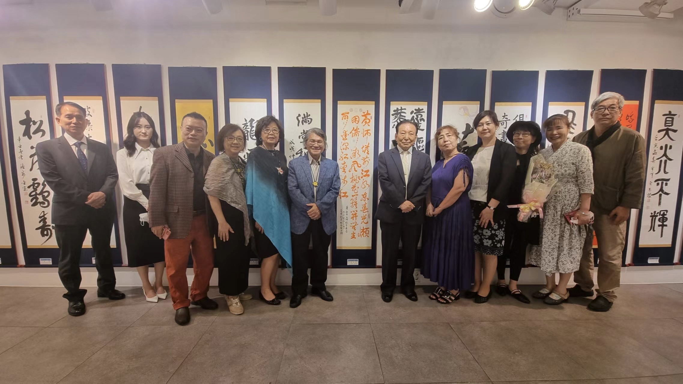 圖片說明:韓國姜信雄會長帶領與會貴賓在林品陞得金獎作品前合影。(圖/記者澄石翻攝)