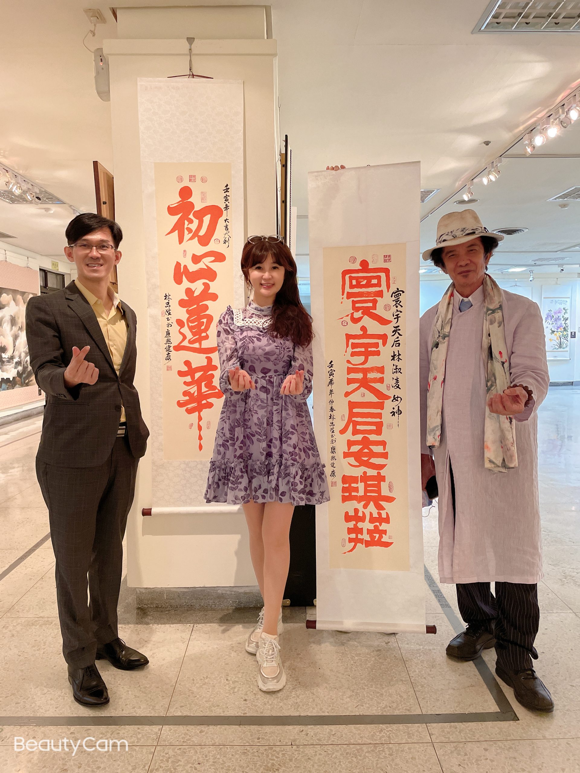 圖片說明:台中大墩文化中心藝術名家聯展開幕式後合影,左1宮保第國藝術中心林品陞代院長、左2寰宇天后安琪菈、右1林宗茂大師。(記者謝榮浤翻攝)