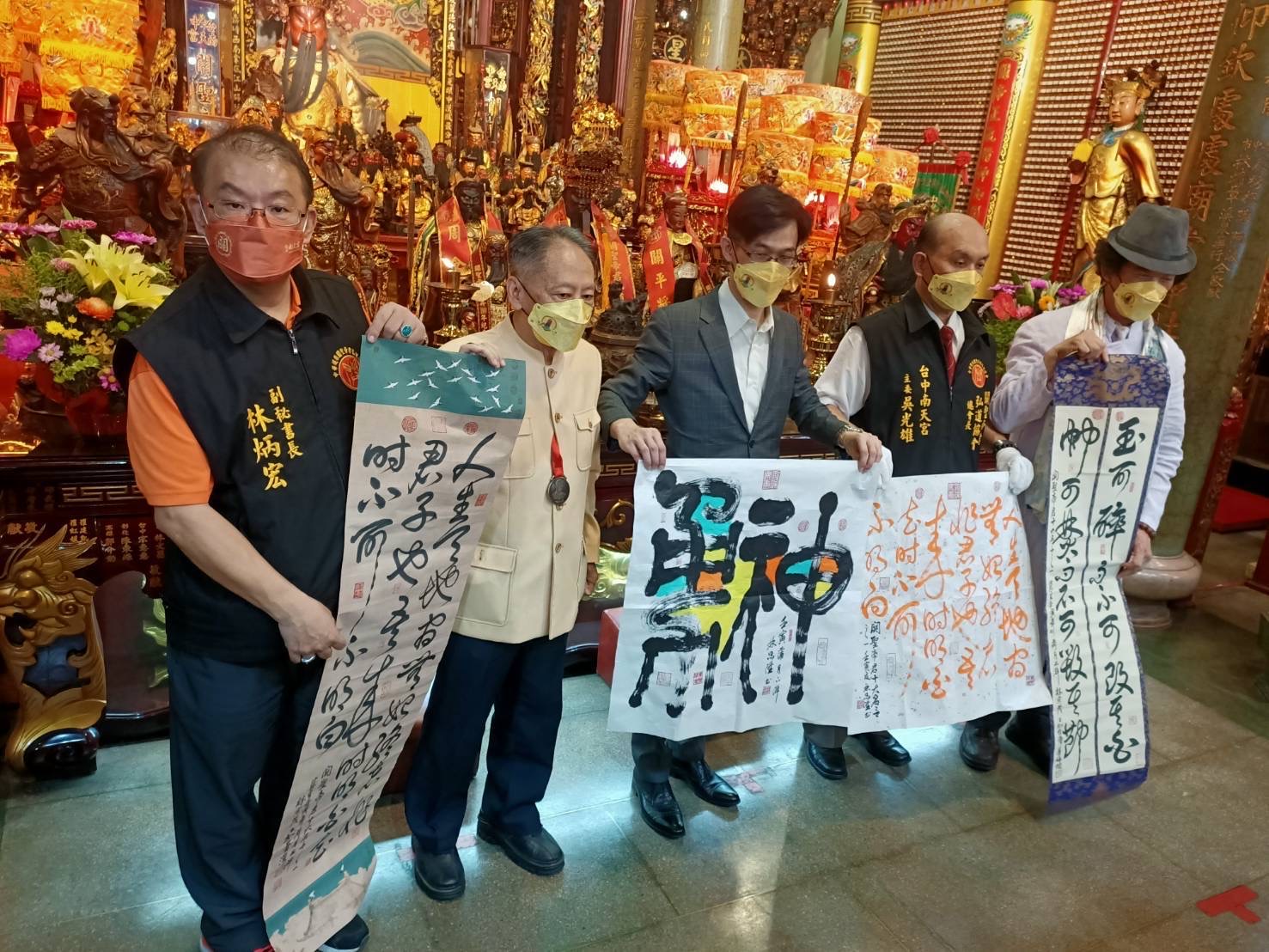 圖片說明:台中市南天宮慶典記者會後合影,右3宮保第國藝術中心林品陞代院長、右2台中市南天宮吳光雄主委、左2廖建順大師、右1林宗茂大師、左1林炳宏副秘書長。(圖/記者澄石翻攝)