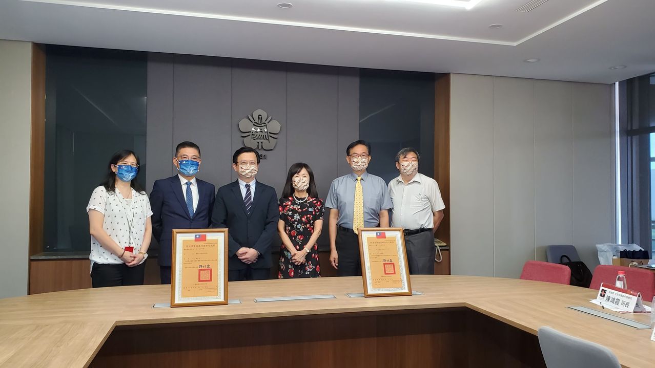 成大醫院臨床創新研發中心主任蔡依珊（左起）、成大醫院院長沈孟儒、衛生局長許以霖、...