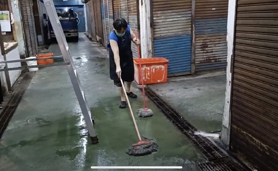 竹市東門市場攤商陳情污水變瀑布     林耕仁譏如九天玄女降落降落
