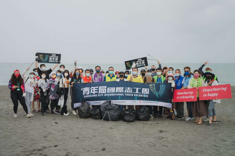 漾新聞|高市青年局國際志工團清沙灘守護永安海岸
