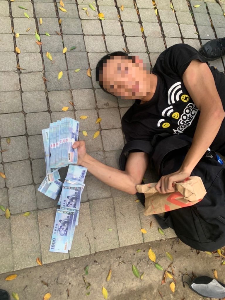 詐騙車手旋即被埋伏警方包圍逮捕
