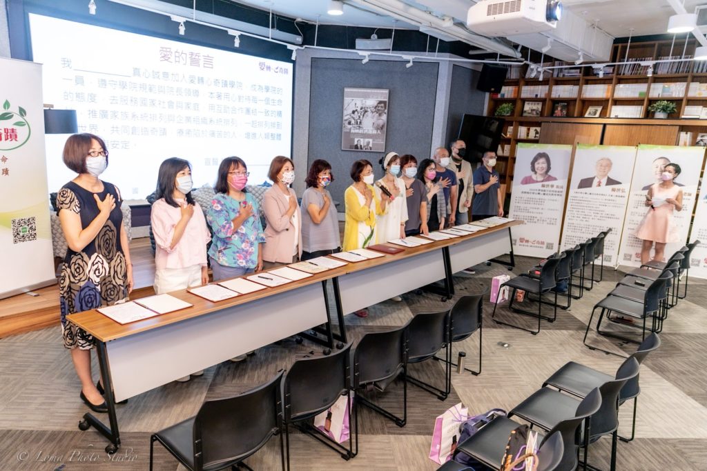 楊世華院長帶領愛轉心奇蹟學院,合格家排師與企排師成軍
