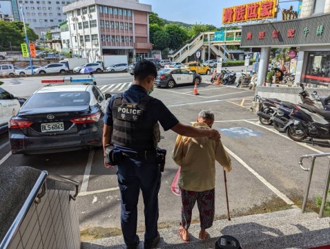 老婦搭計程車找兒子卻不知道地址 龜山警暖心護返家 19 S 18432334
