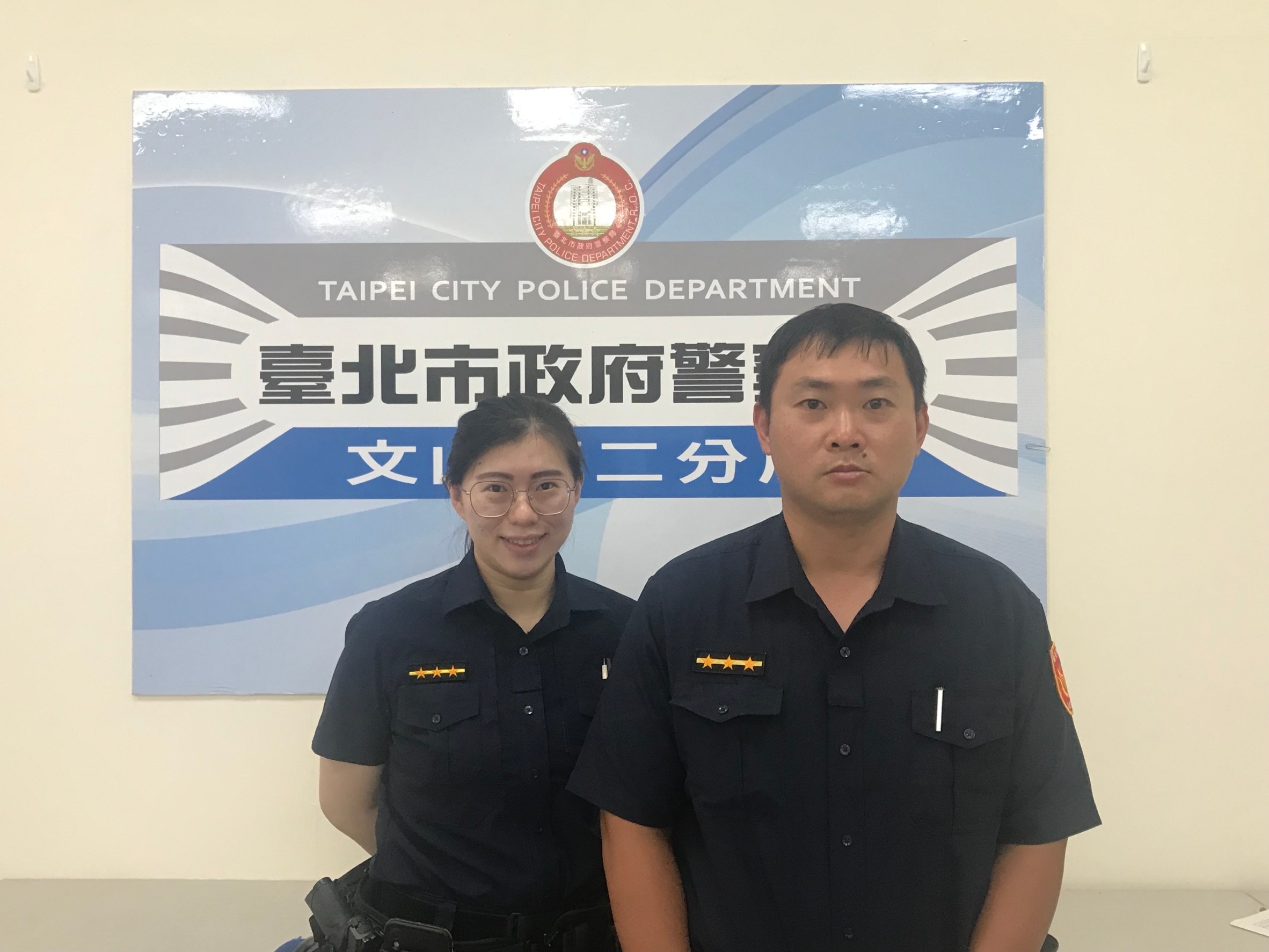 圖片說明:景美所警員蔡宜臻(左)、李永誠(右)助迷路老阿嬷返家。(記者趙靜姸翻攝)