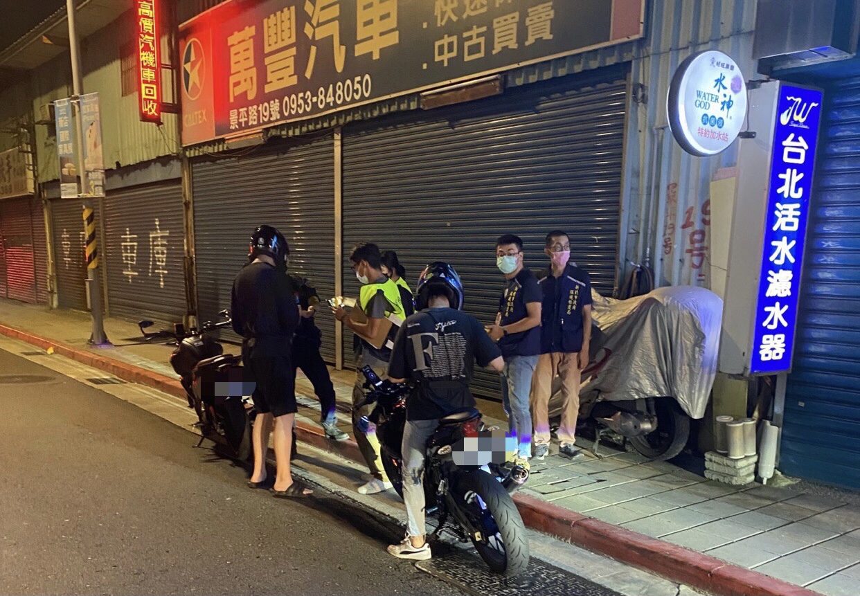 圖片說明:中和警聯合環保局聯合稽查吵人的改裝排氣管。(記者徐煜勝翻攝)