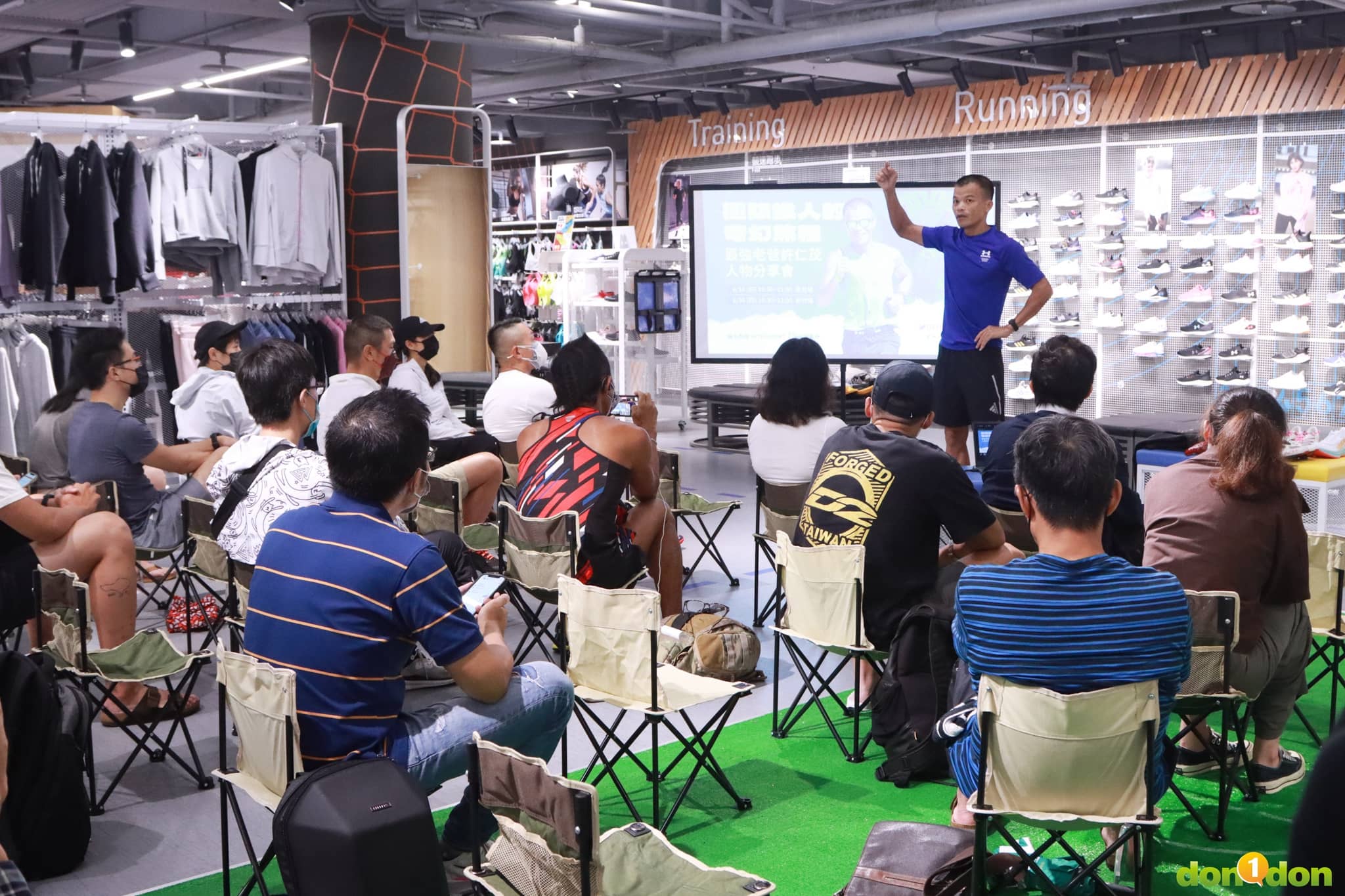 現場不僅有許多穿著 226 完賽衣的鐵人們,還有長期關注許仁茂表現的新竹粉絲,都特地來到Intersport聽故事。