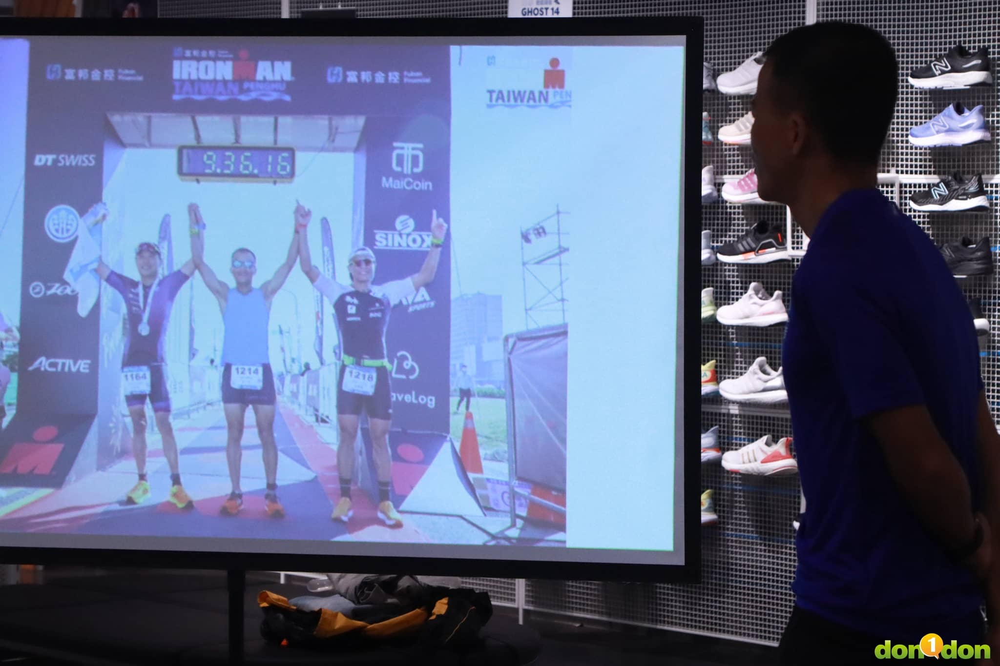 許仁茂在IRONMAN Taiwan 澎湖終點與J帥王志袁和魔鬼士官長王金晴合照。