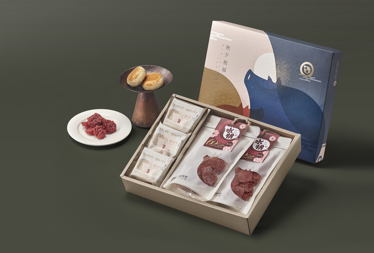 水根肉乾「秋夕祝福禮盒」，以水根小豬徜徉桂花叢中仰望明月，配上職人手作肉乾與千層酥鬆餅，優雅妝點中秋團圓時刻，傳遞真摯的佳節祝福。