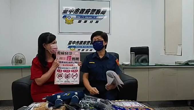▲豐原警察婆婆與網紅玥姐一搭一唱，提醒青少年遠離犯罪溫床 (圖/台中豐原分局 提供)