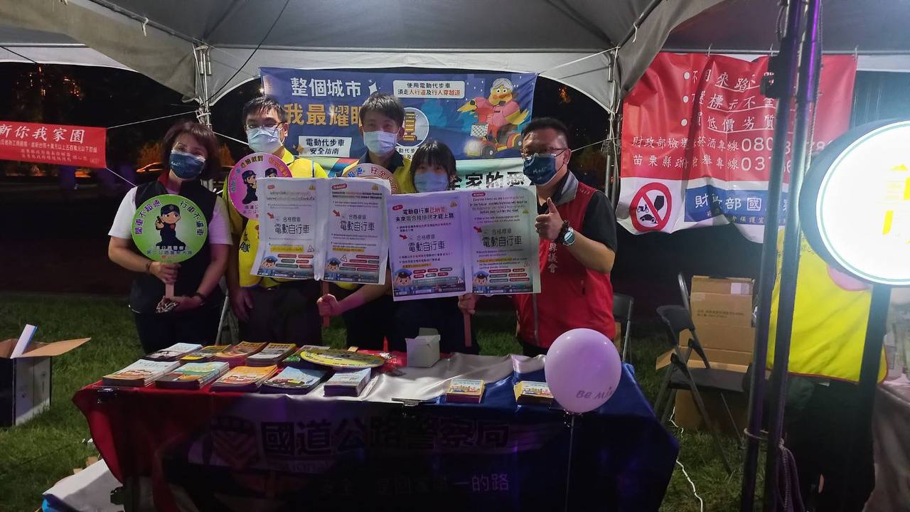 ▲苗警於山釀音樂季設攤,宣導電動機車懸掛牌照新制 (圖/苗栗縣警察局 提供)