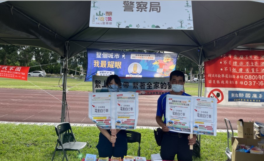 ▲苗栗警方以五國語言圖卡宣導「微型電動二輪車」新制 (圖/苗栗縣警察局 提供)