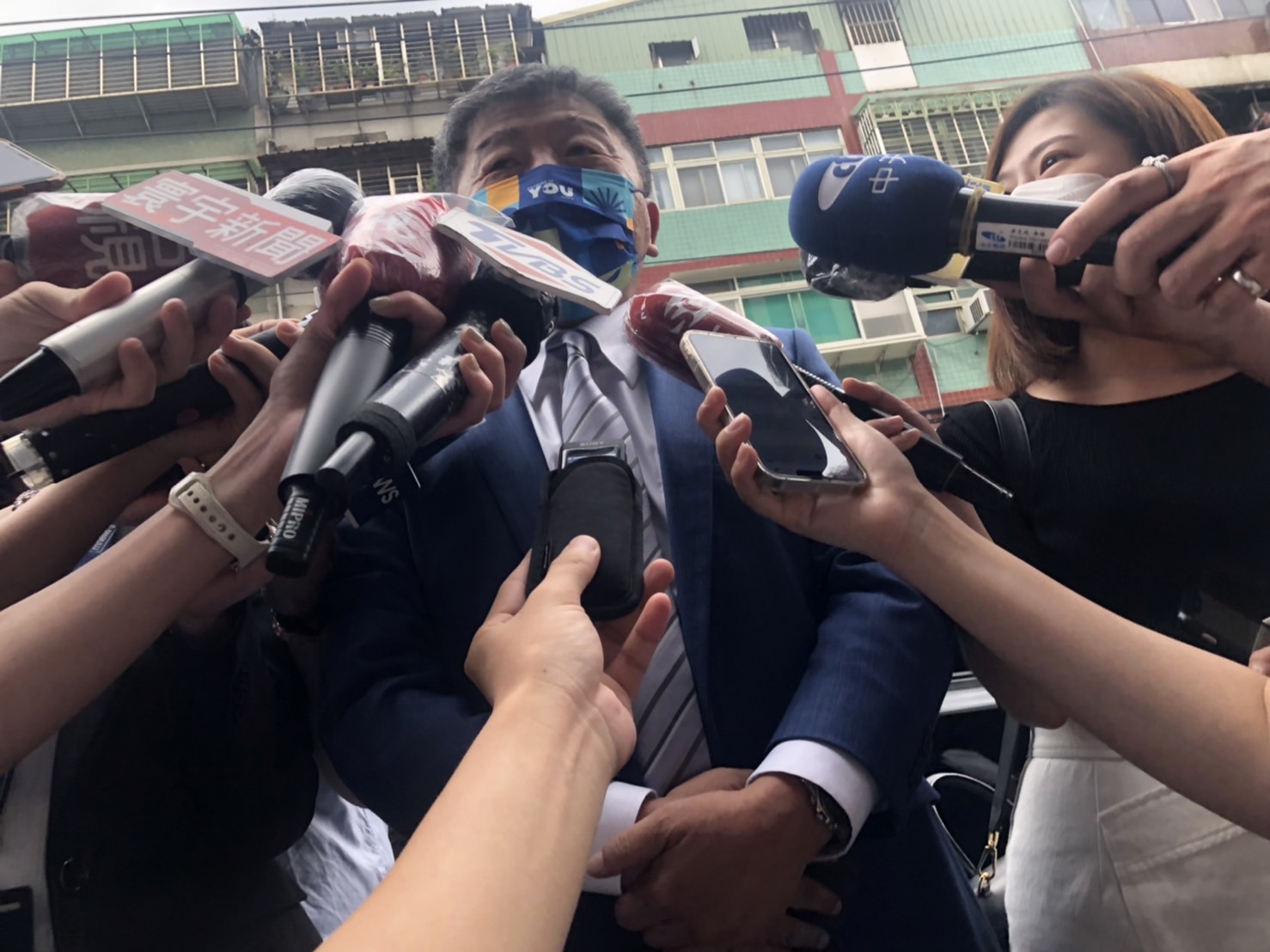 民進黨議員拍照出題目!帶阿中看板合體 陳時中:自己很放得開 25 S 104300681