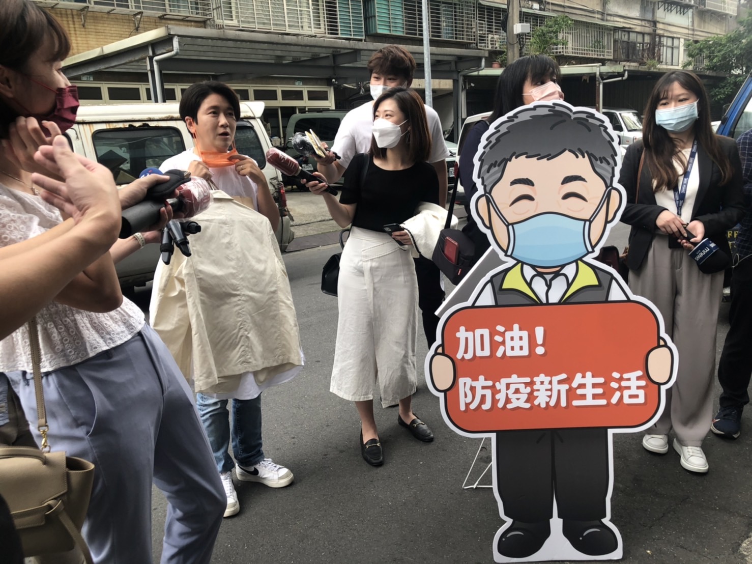 民進黨議員拍照出題目!帶阿中看板合體 陳時中:自己很放得開 26 議員許家蓓。記者潘永鴻攝影.jpg