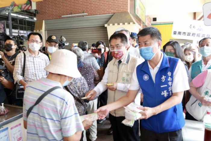 台南市學甲市場辦公室揭牌啟用 現場發送市場券衝買氣