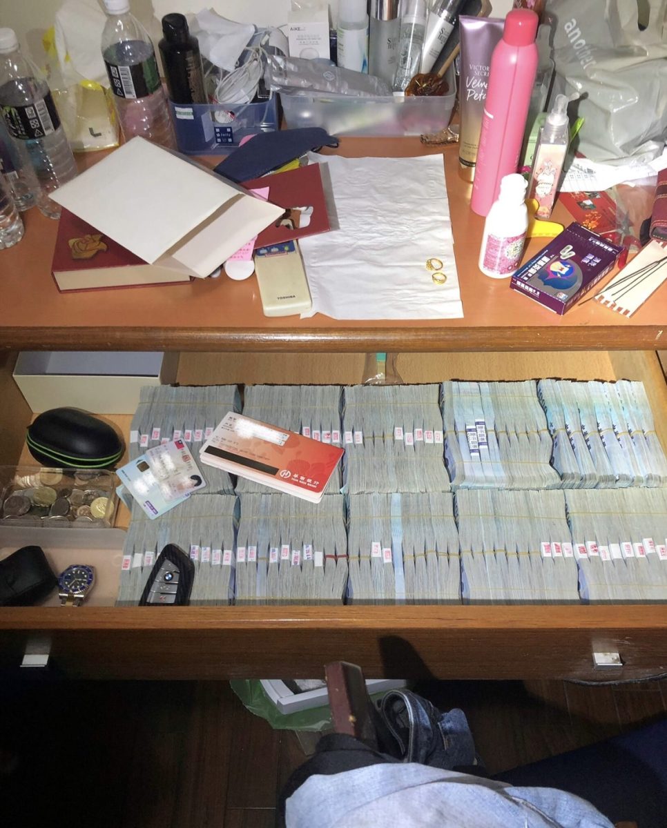 【有片】手捧大把鈔票抖音炫富 引少年隊注意查出非法博弈網站 22 S 75071492 scaled