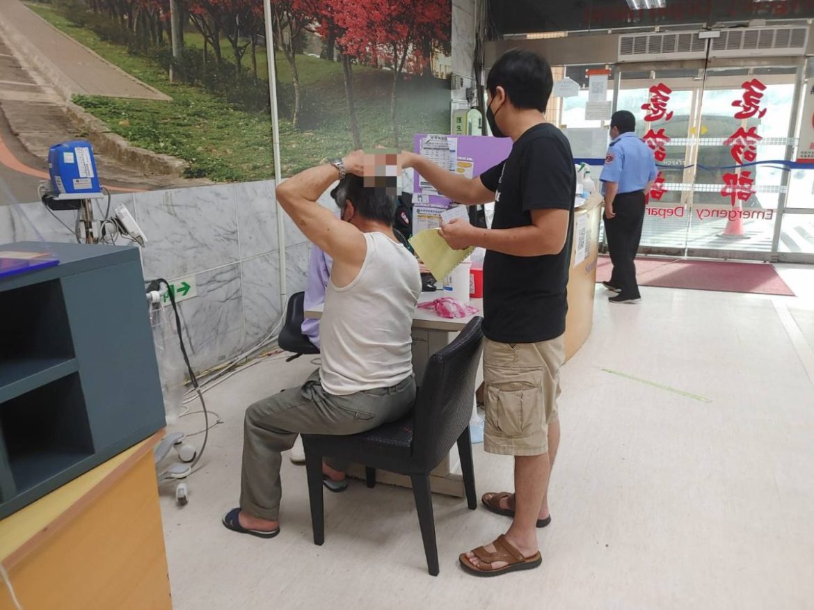 8旬翁遭虎頭蜂群螫傷 大溪警開道15分鐘迅速送醫 24 615619 scaled