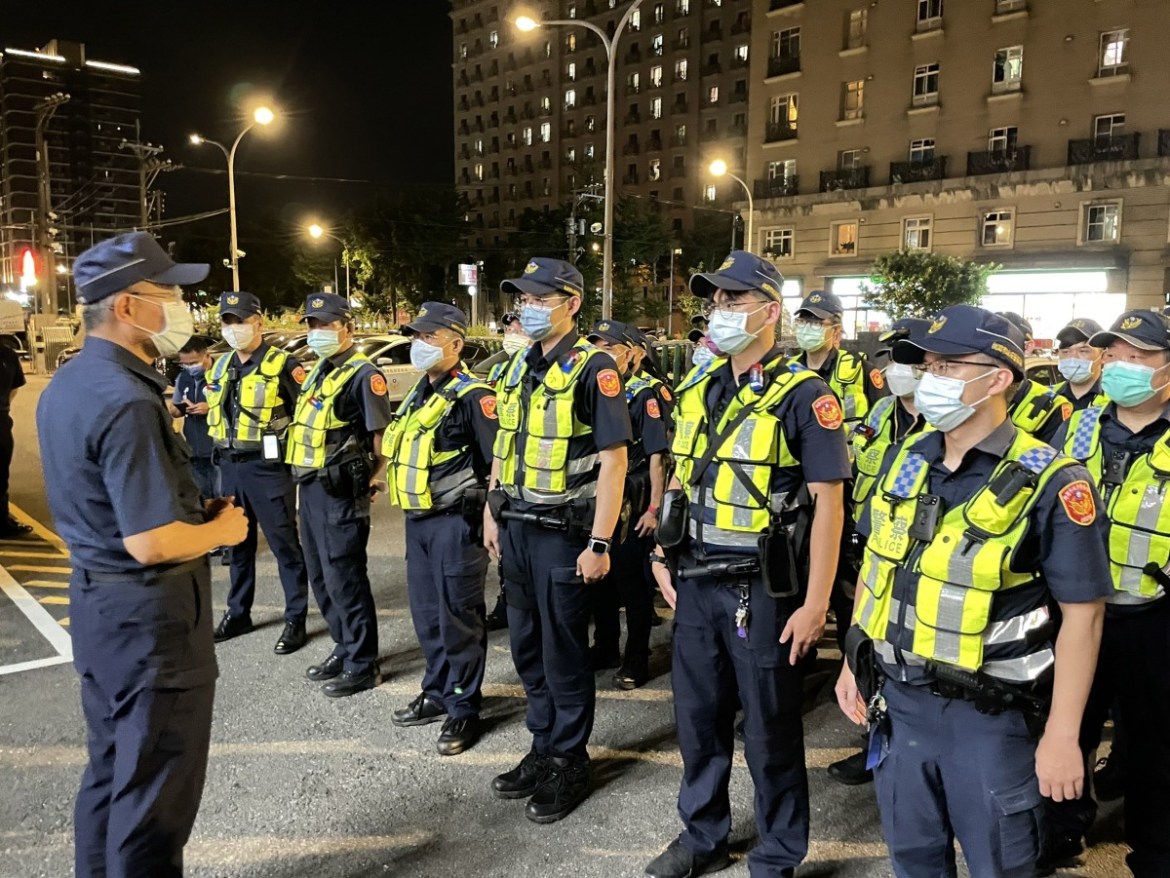 平鎮警長帶隊臨檢 鐵腕防治街頭暴力打擊不法 23 1658151030893