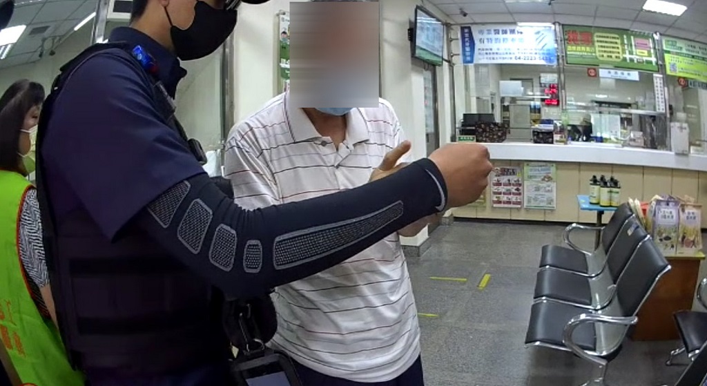 圖片說明:臺中市政府警察局第二分局文正所與臺中五權路郵局合作成功阻詐保住七旬老翁退休金。(記者謝榮浤翻攝)