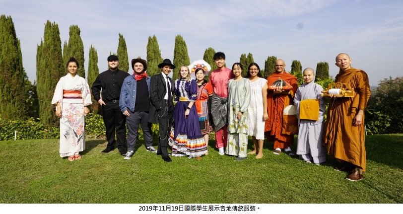 可能是 12 個人、大家站著和戶外的圖像