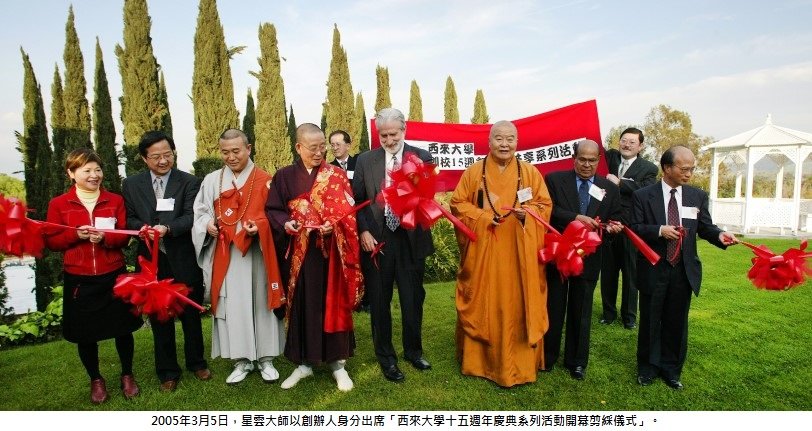 可能是 8 個人和大家站著的圖像