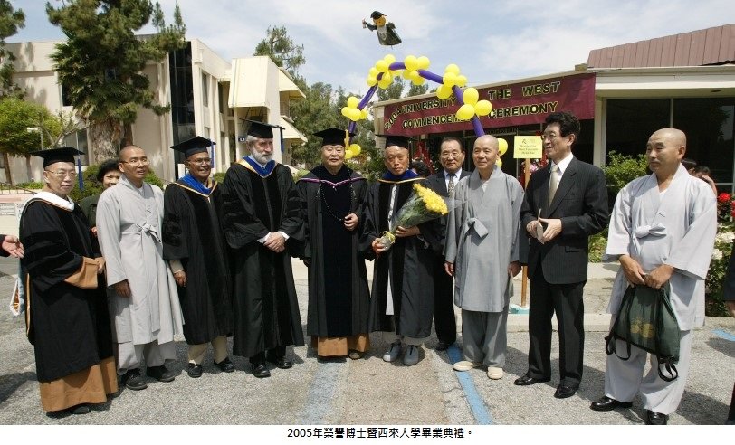 可能是 10 個人、大家站著和玫瑰的圖像