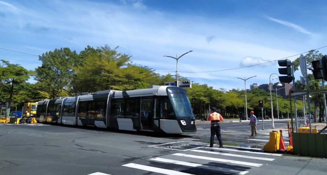 高雄輕軌展開C20-C24路段行車測試 請用路人遵照交通號誌及義交指揮通行