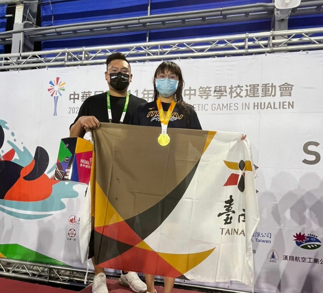 《游泳》金城國中李姵萱拚出三金 背後是黃硯歆的用心指導