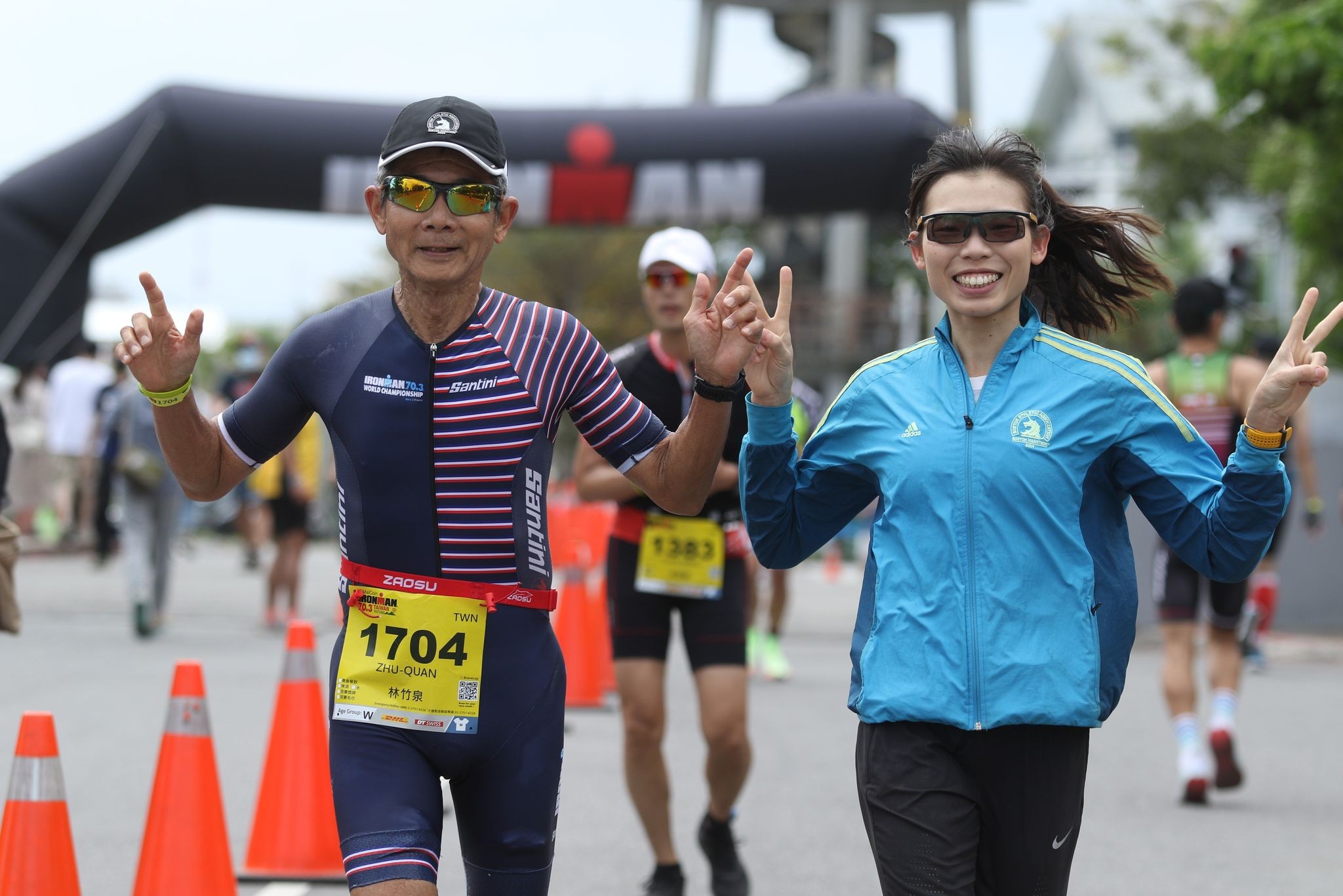 陪同IRONMAN最熟齡鐵人隊長一起跑進終點 照片來源:蔡雅安