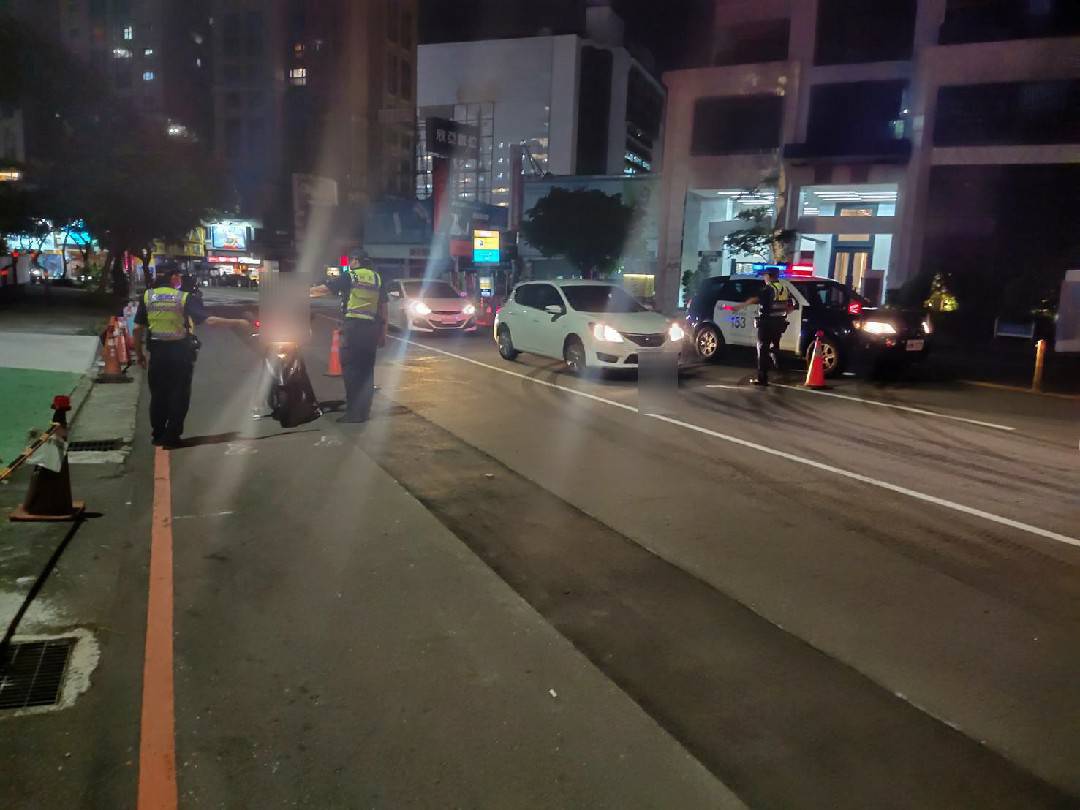 ▲警方於道路上攔查行駛噪音過大車輛,至環保局檢測站受檢 (圖/台中市警察局 提供)