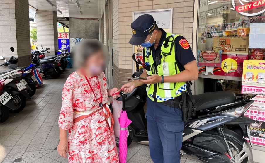 ▲83歲黃姓婦人南下尋訪「大善人?」,員警整日守護身旁 (圖/台中市警察局 提供)