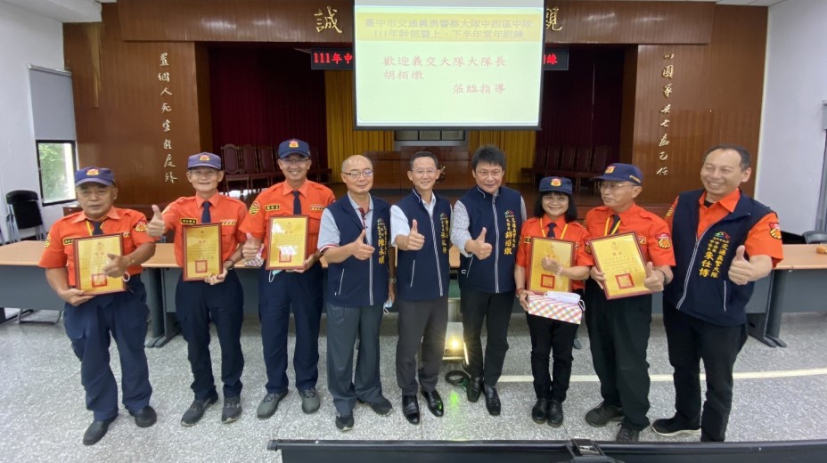 ▲中警一分局舉辦「111年度義交常訓」,頒獎表揚績優資深義交 (圖/台中市警察局 提供)