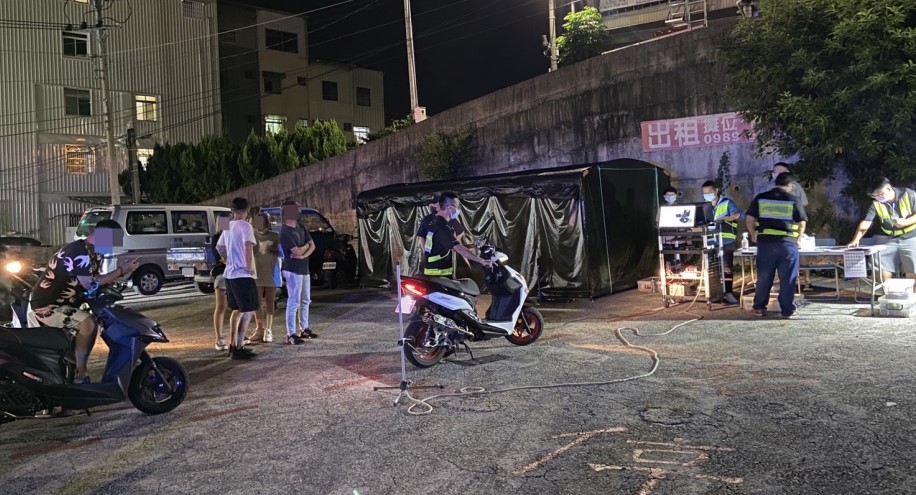 ▲警方攔查噪音過大車輛,引導至環保局檢測站受檢 (圖/台中豐原分局 提供)