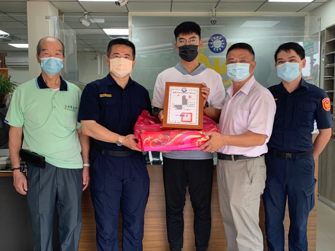【有片】「大外割」助警抓通緝犯後瀟灑離去 中壢正義哥找到了 21 S 36503577