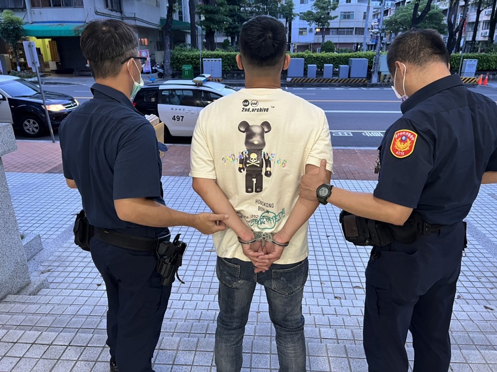 圖片說明:中警四分局執行「夜店封閉式路檢專案」時,陳姓通緝犯經警方盤查後逮捕。(記者謝榮浤翻攝)
