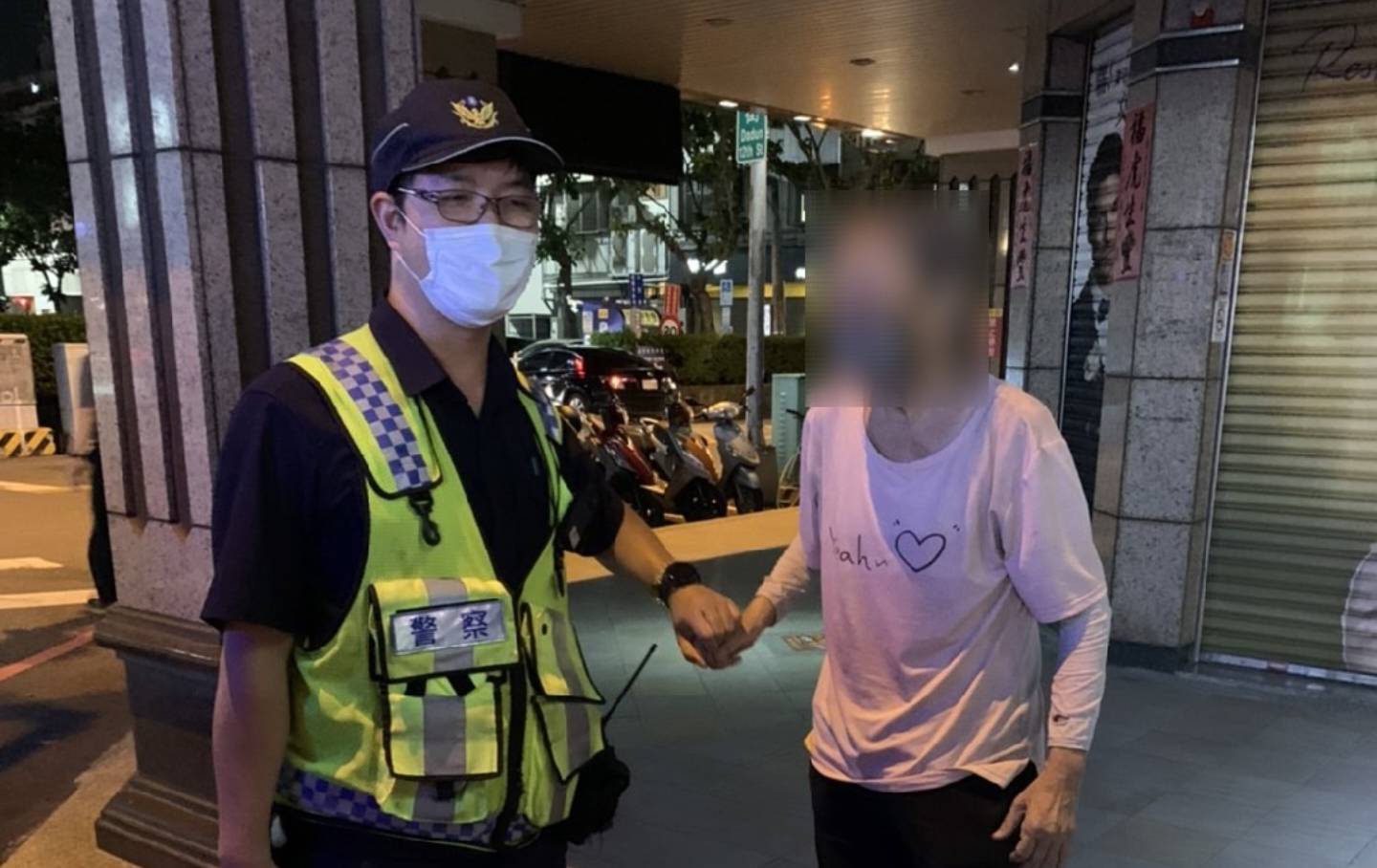 圖片說明:台中市政府第四分局大墩派出所員警以巡邏車助迷航李姓老嫗返回住處。(記者林㤈輝翻攝)