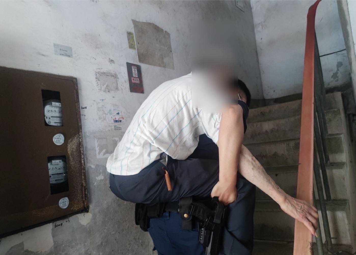 圖片說明：員警考量天氣炎熱高溫唯恐老翁發生意外，立即協助帶其返家。(記者宋紹誠翻攝)