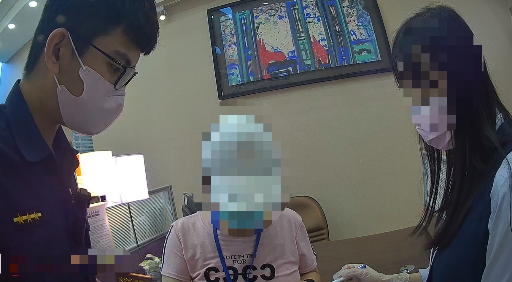 圖片說明:海山警與銀行行員聯手阻詐,保護民眾免受騙。(記者戴昱弘翻攝)
