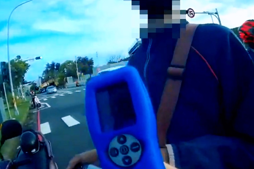 高雄警勸導車燈破損卻飄來酒味   一查原來是老司機