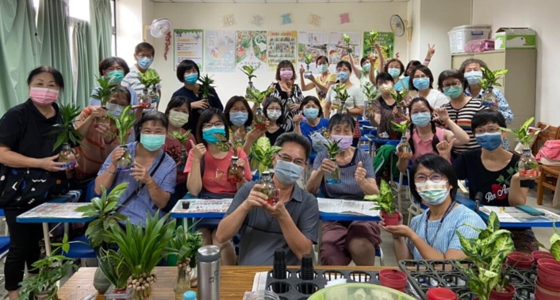 高市圖寶珠分館水耕療癒盆栽動手做園藝達人 莊永興帶領圖書館志工為生活注入綠色療癒力