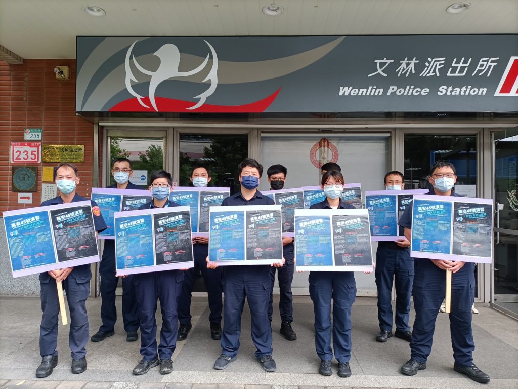 士林分局外勤員警,組成宣導小組,向士林地區居民宣導萬安演習注意事項