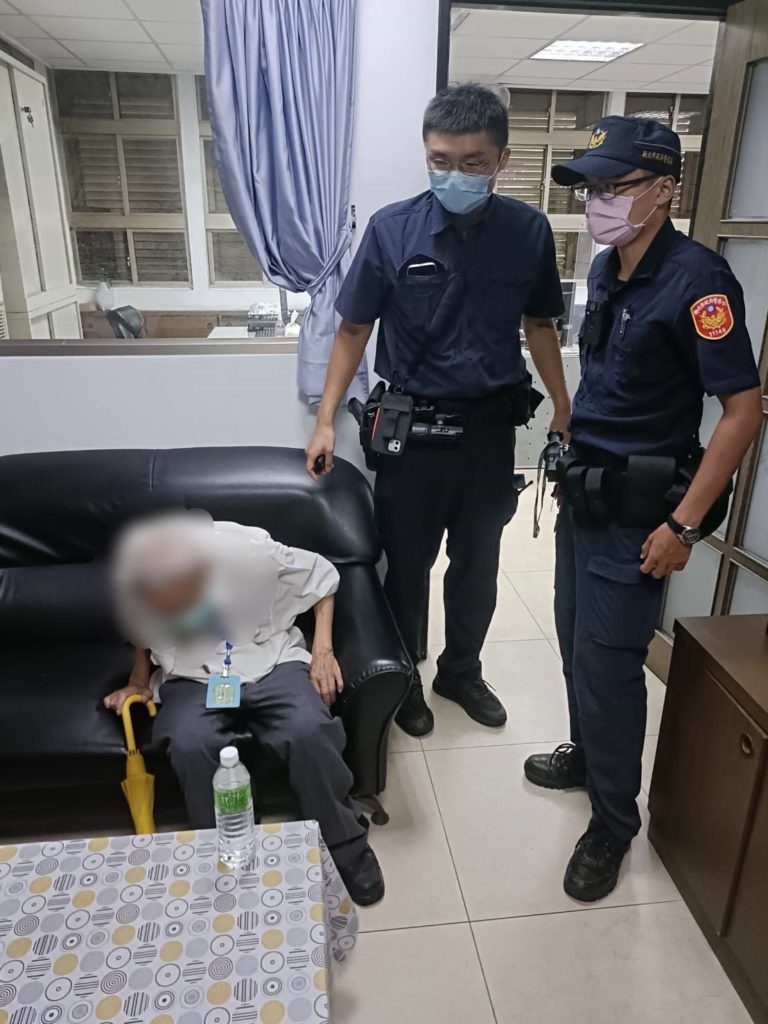 樹林警分局三多派出所警員謝富全、連皇政協助老翁回家