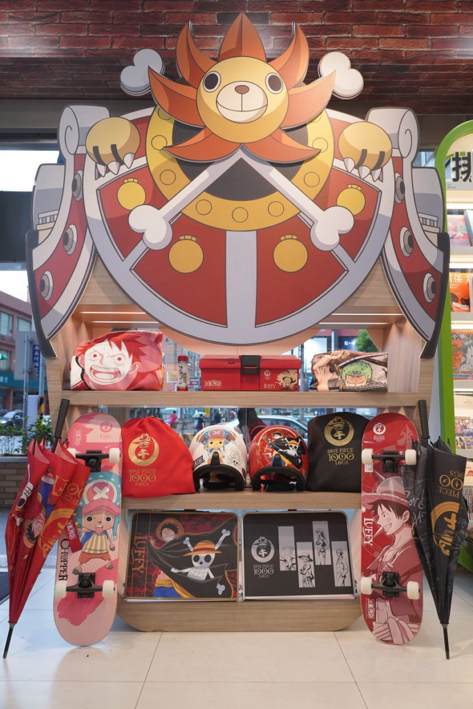 7-ELEVEN全店自7月27日起,攜手日本經典動漫《航海王》展開「1000集紀念航道冒險精品集點送」,使用魯夫、喬巴、娜美、索隆..等人氣角色設計,推出工具箱、摺疊椅、摺疊桌、LED手電筒、投影發光燈、安全帽、吸水大毛巾等露營與外出周邊