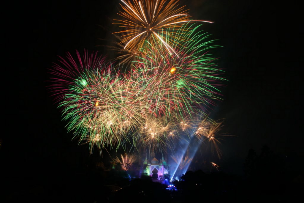 六福村夏日假日限定，斥資百萬煙火，點亮璀璨的夜空
