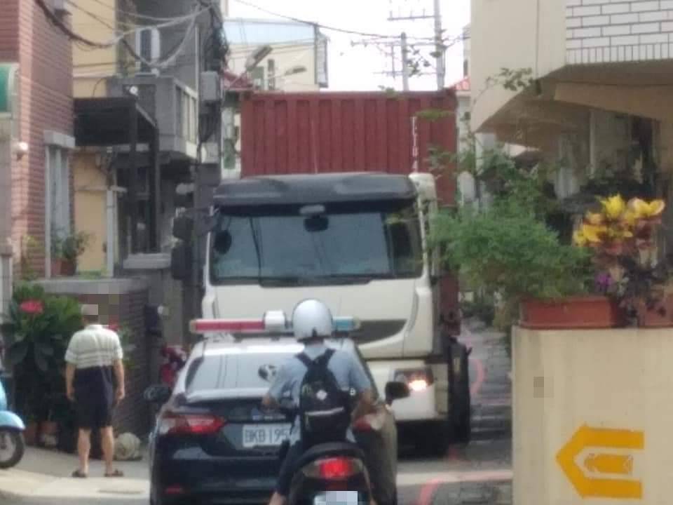 ▲廖姓貨櫃車司機依導航行駛誤闖小巷,擊落遮雨棚鐵板 (圖/苗栗縣警察局 提供)