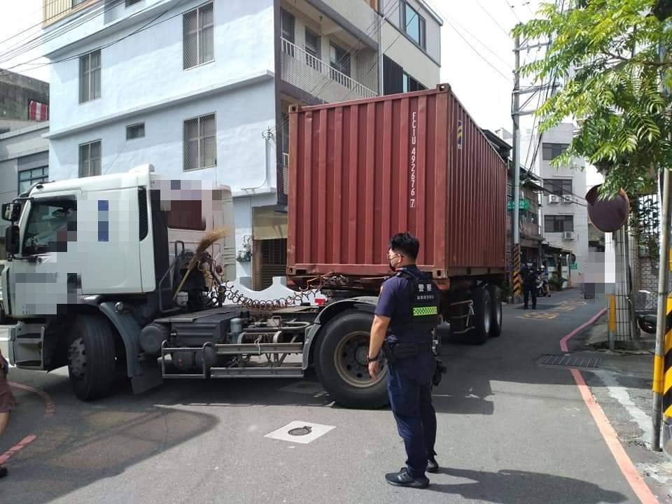 ▲在員警幫忙指揮下,聯結貨櫃車艱難地駛出小巷 (圖/苗栗縣警察局 提供)
