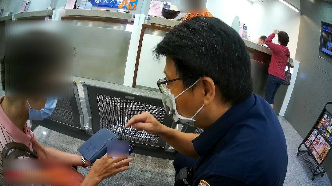 ▲沈姓婦人誤信投資群組詐騙,員警接獲銀行通報後趕往攔阻 (圖/台中市警察局 提供)