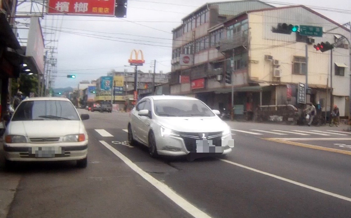 ▲員警巡邏時發現1車輛停在馬路中,員警趕緊趨前關心 (圖/台中大甲分局 提供)